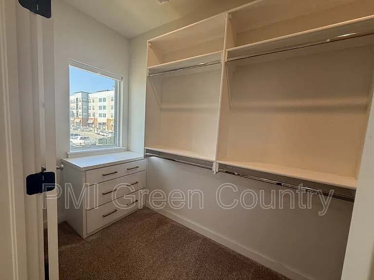 134 E Elgin St — Photo 11