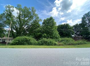 2061 Colonial Ln, Hickory, NC 28601