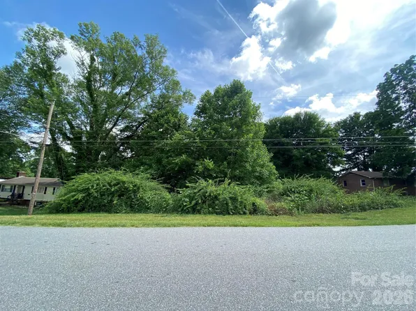 2061 Colonial Ln, Hickory, NC 28601