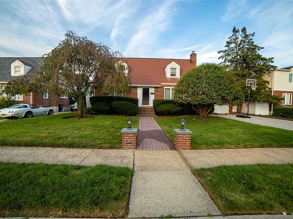 1st image of 711 Park Ln S