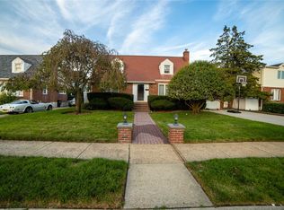 711 Park Ln S, Franklin Square, NY 11010