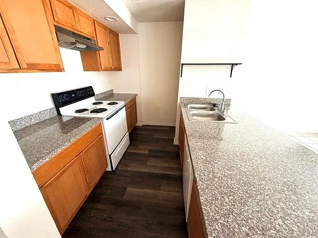 2 bed, 1.0 bath, 880 sqft, $1,300 — Photo 3