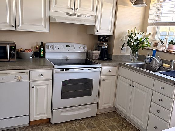 4th image of 1143 Cooper Dr