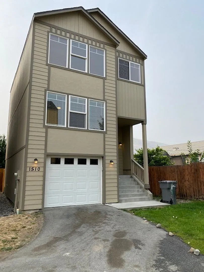 Beautiful 3 bedroom house available SOON! Pets negotiable! — Photo 1