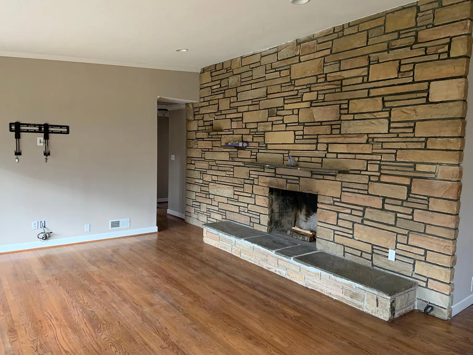 100 Canterbury Dr — Photo 2