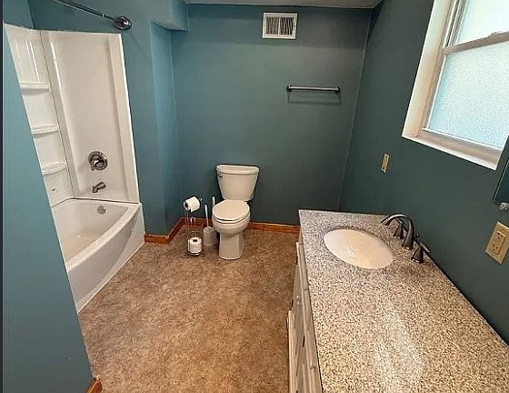 3rd image of 635 Valley St