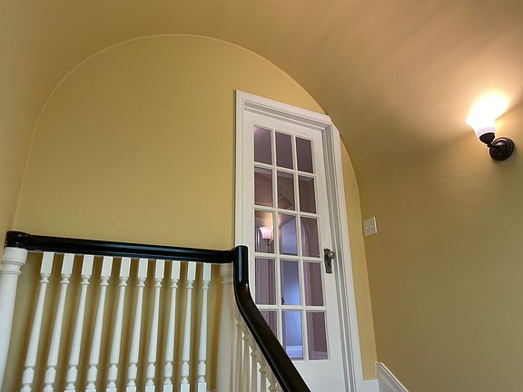 Private stairwell foyer 9'x7'3".