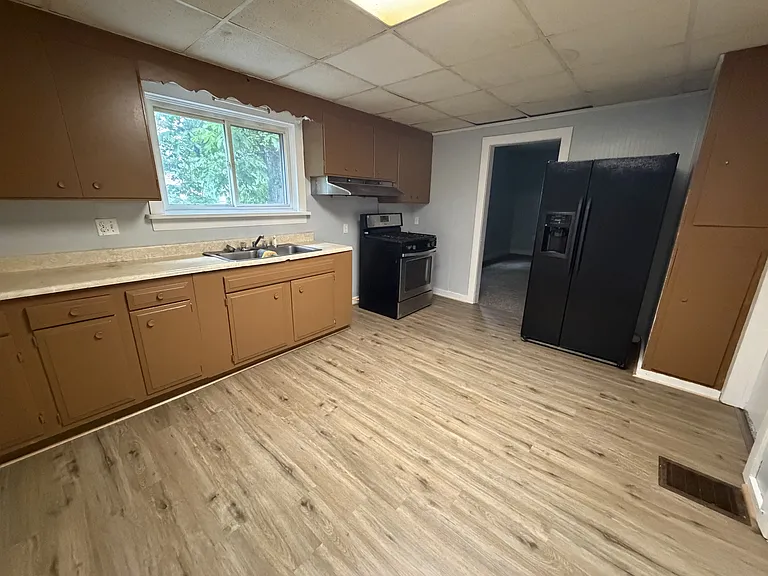 658 Bay St — Photo 2
