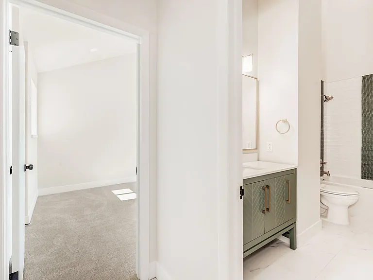 full bath, located between both bedrooms upstairs