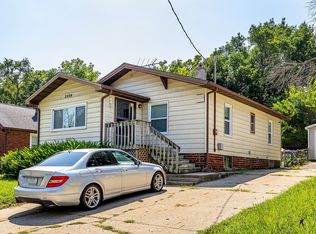2004 E 33rd St, Des Moines, IA 50317