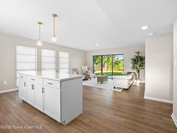5th image of 736 Badger Dr NE