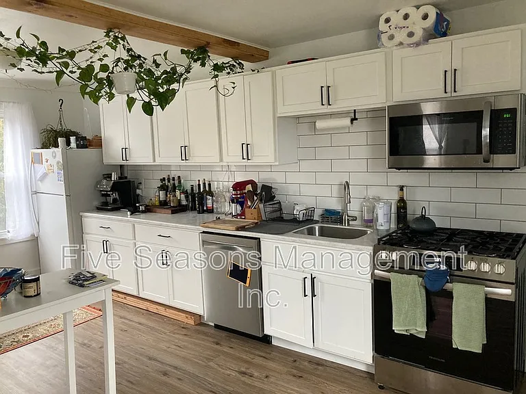 15 Allen St #2 — Photo 2