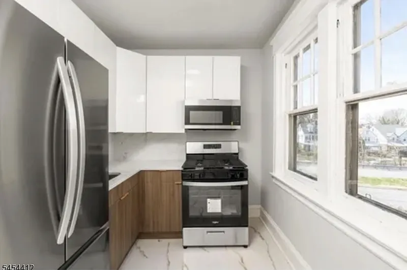 2 bed, 1.0 bath, $2,000 — Photo 3