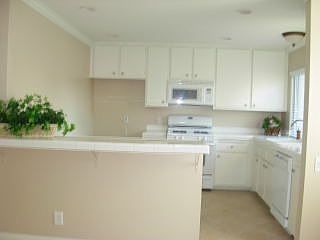 updated kitchen w/ new gas range
