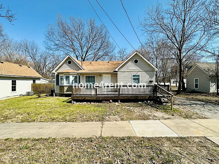 220 N Walnut St — Photo 1