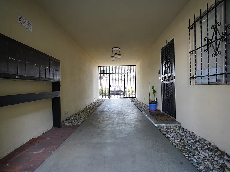 35 El Nido Ave #2 — Photo 11