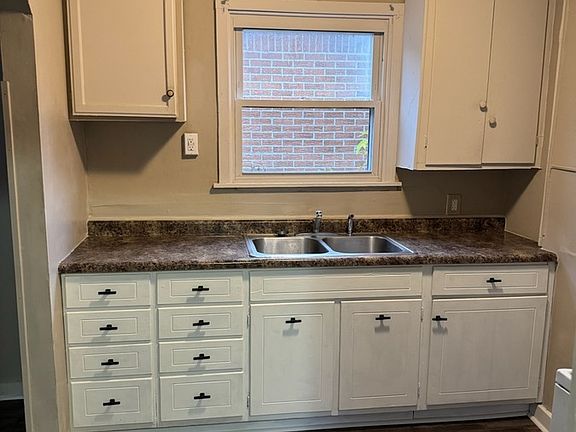 2nd image of 1024 Leslie St