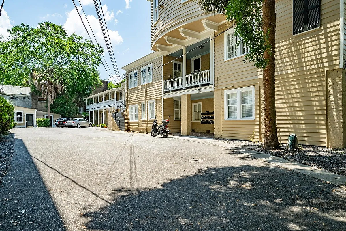 Building Photo - 33 Pitt St #11