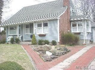 10 Summit Ave, Northport, NY 11768