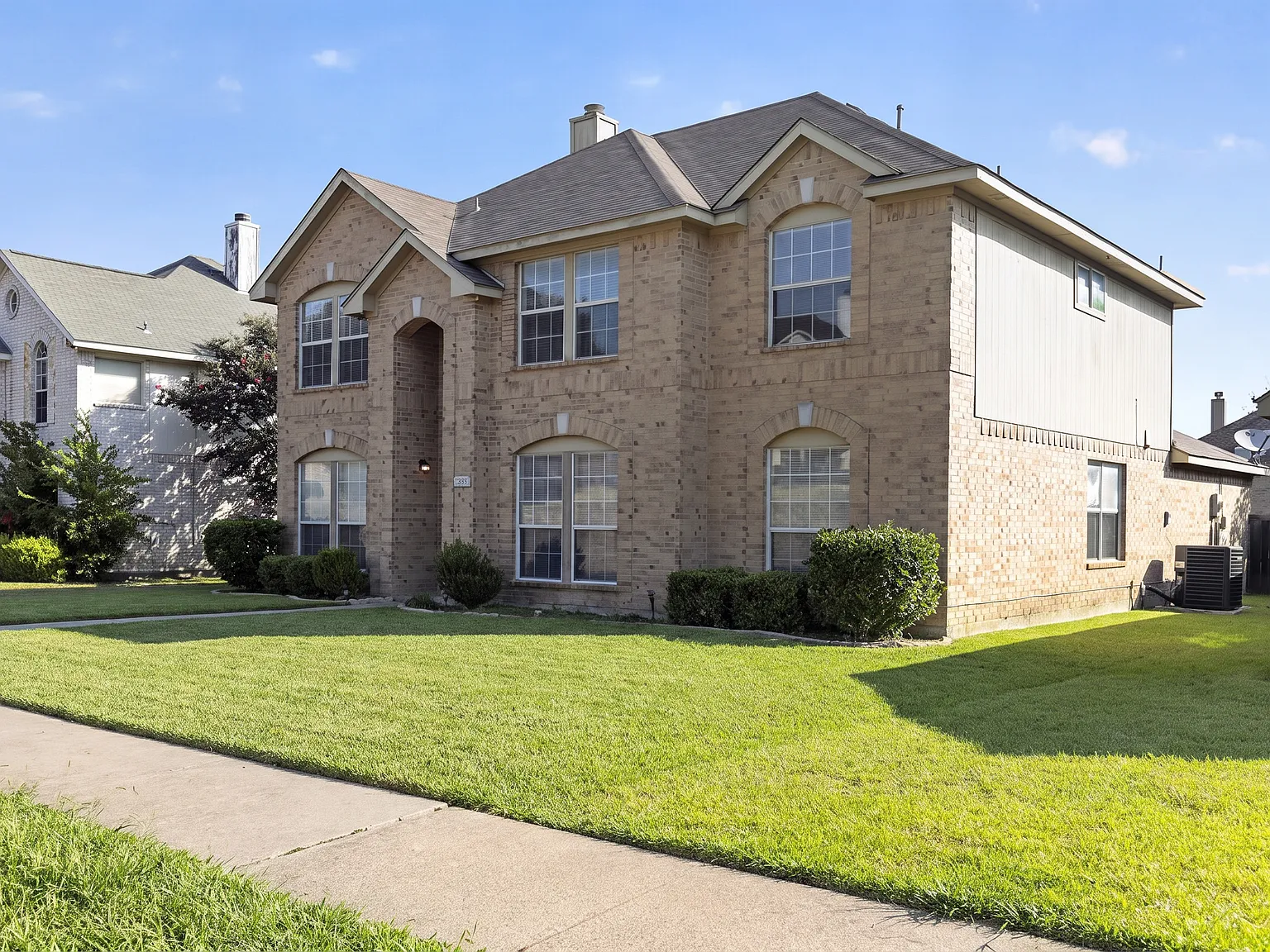 5 bed, 2.5 bath, 2512 sqft, $3,700 — Photo 2