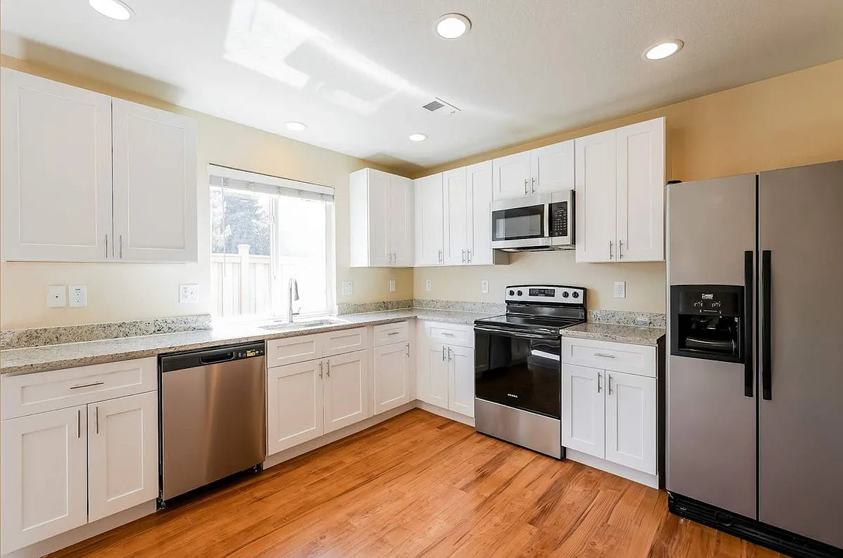 3 bed, 2.5 bath, 1650 sqft, $2,260 — Photo 1
