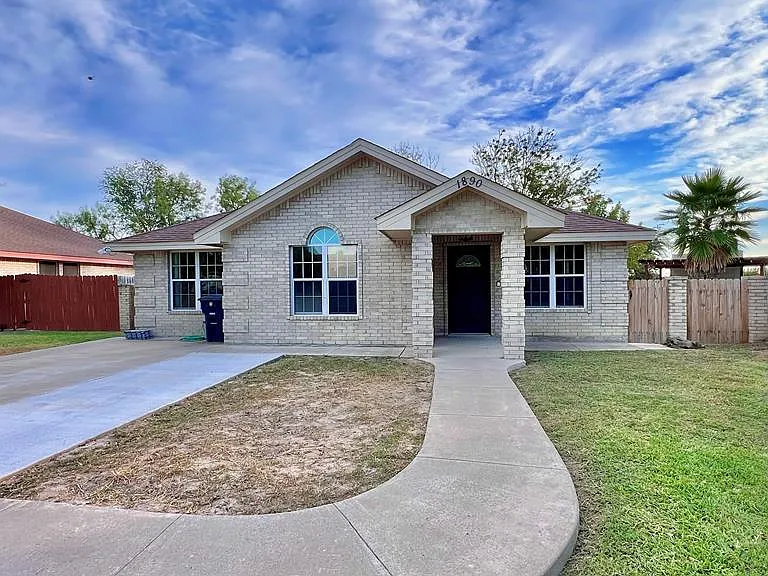 1890 Timberwood Dr — Photo 2