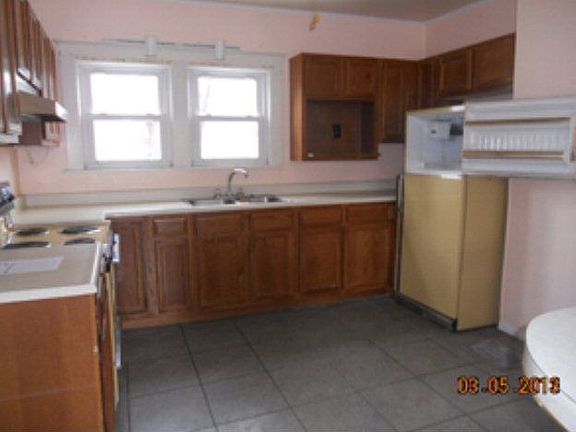 4th image of 34 E 9th St