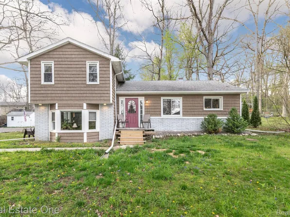 881 Lakeview Blvd, Highland, MI 48356