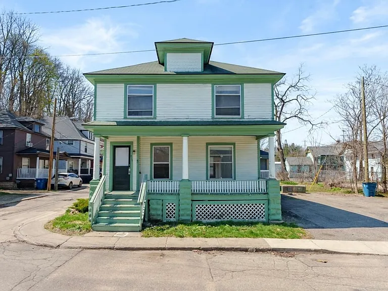 416 Bellevue Pl — Photo 1