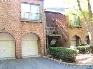 7 Whitman Ct, Teaneck, NJ 07666