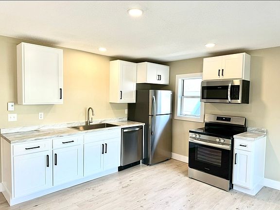 2nd image of 21 Camp St