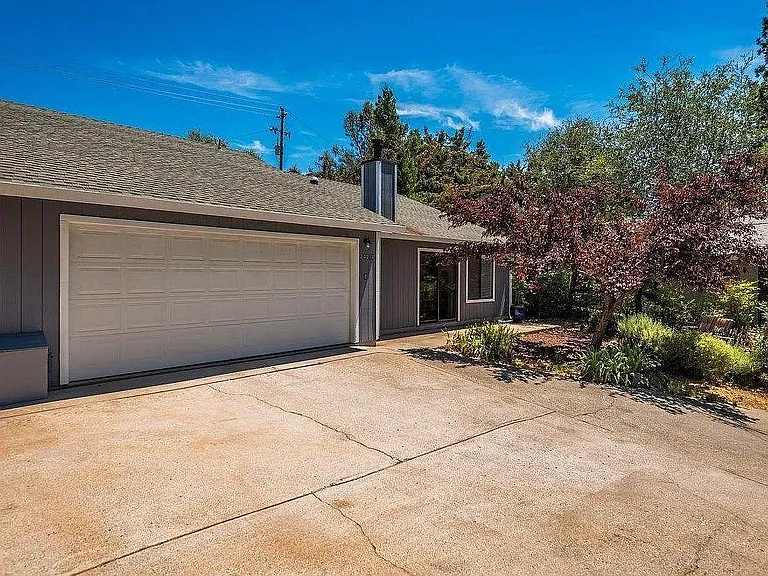 23213 Lone Pine Dr — Photo 1