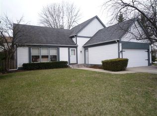 215 Arcadia Ct, Vernon Hills, IL