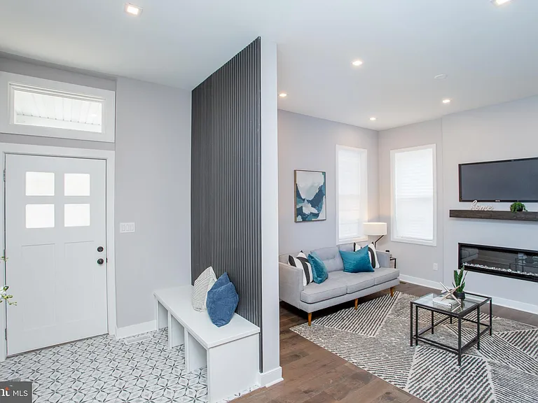 327 Wood St — Photo 5