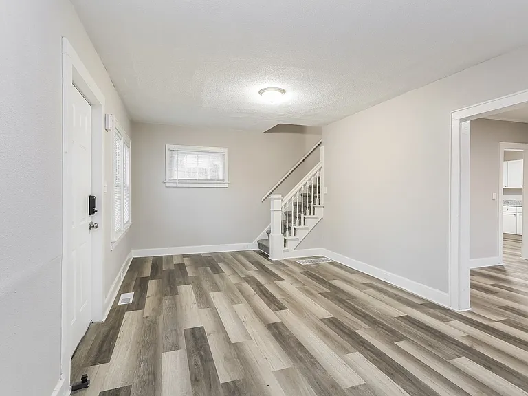1294584_019_living_room_13303264.jpg