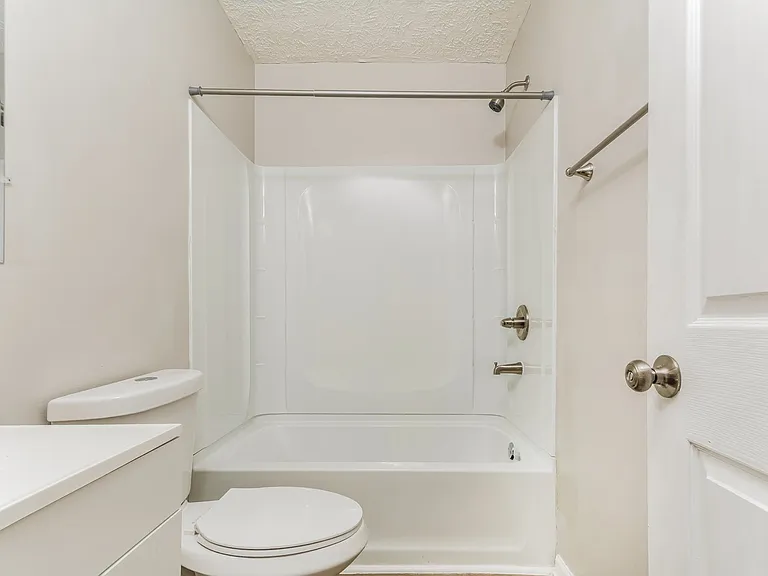 973646_023_main_bathroom_13091229.jpg
