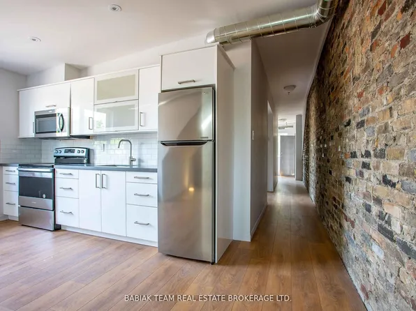 187 Jane St #3, Toronto, ON M6S 3Y8