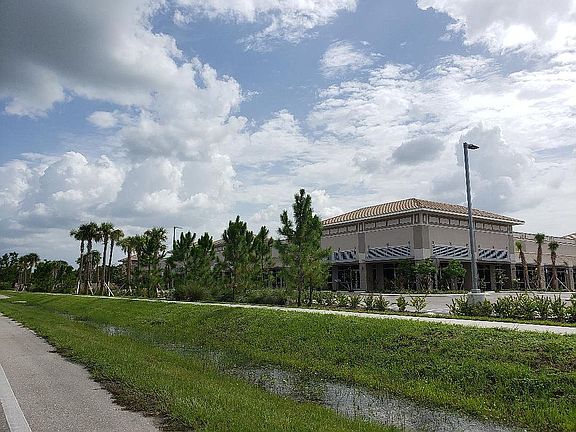 3rd image of 727 Kalamar Dr
