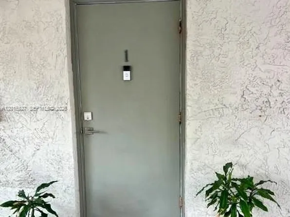 1701 NE 115th St APT 1A, Miami, FL 33181