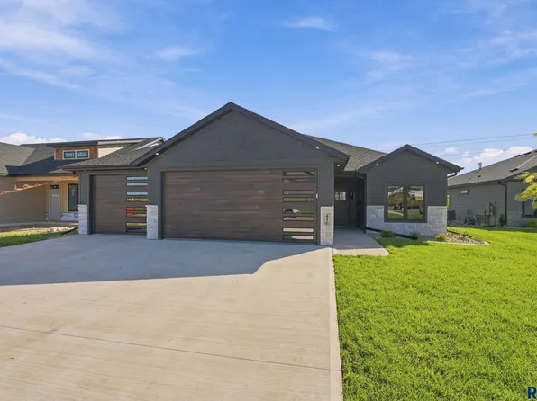 416 N Almond Ave, Brandon, SD 57005
