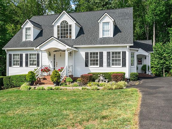 2nd image of 50 Woodlake Cir