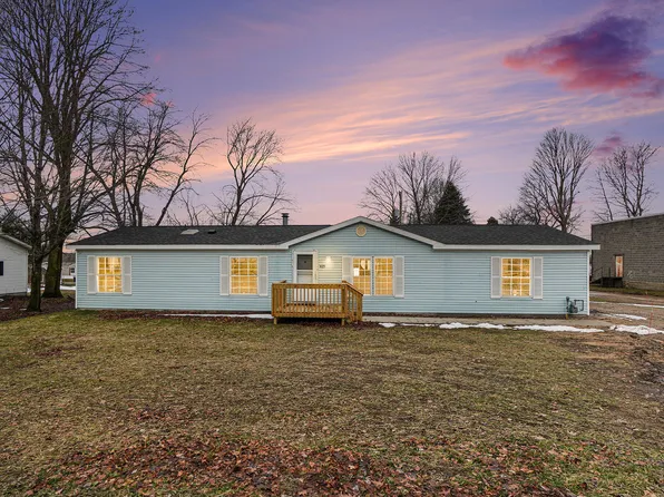 625 E Main St, Fennville, MI 49408