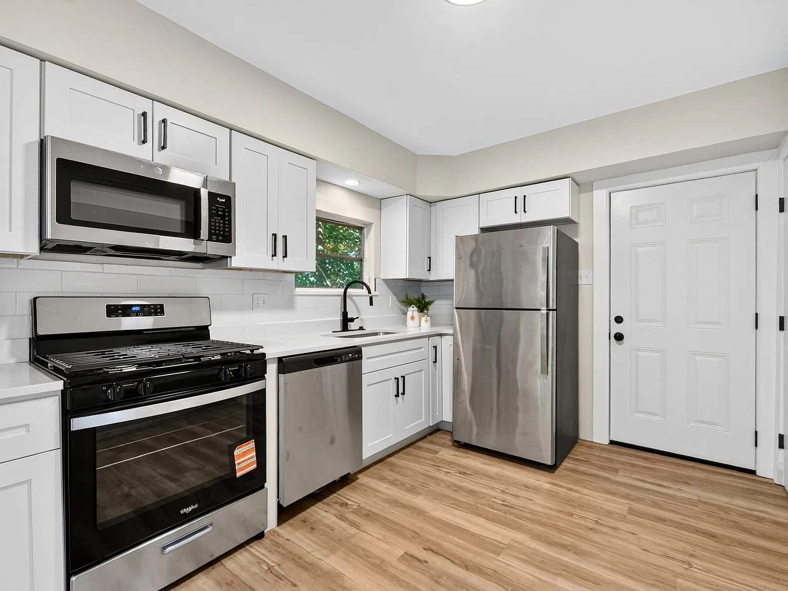 2 bed, 1100 sqft, $1,726 — Photo 3
