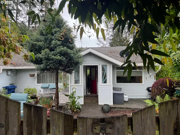 845 E 1st St, Coquille, OR 97423