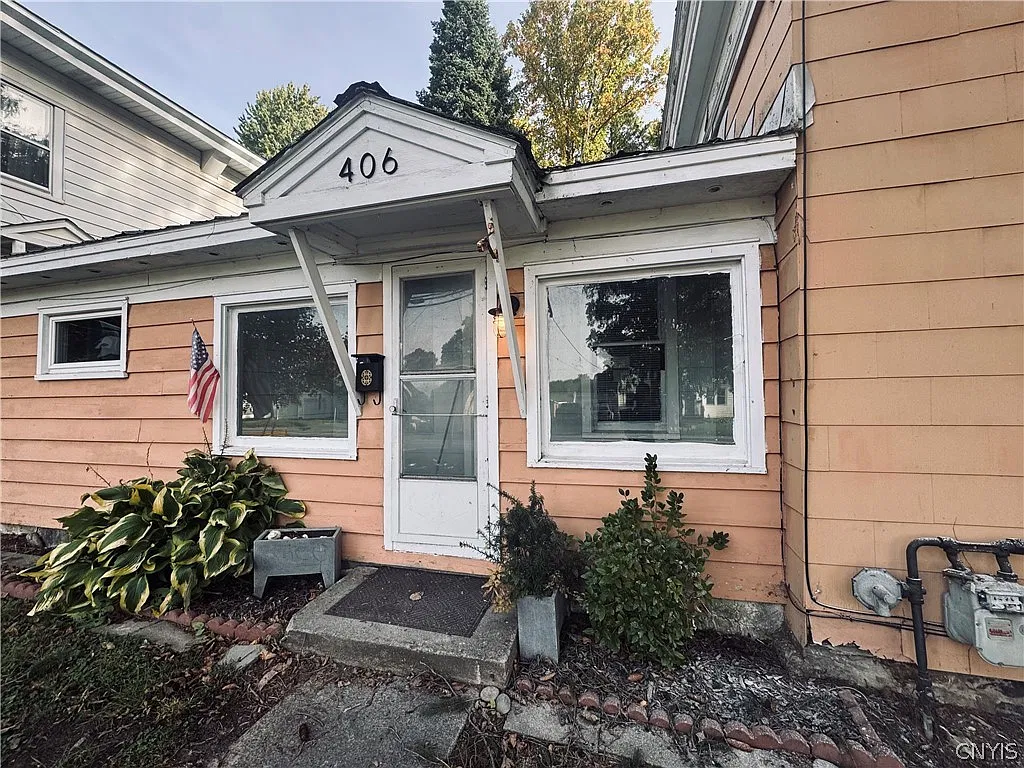 3 bed, 1.0 bath, 1406 sqft, $2,000 — Photo 2