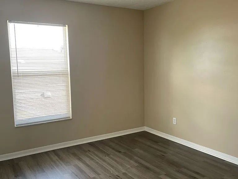 421 Lockbreeze Dr — Photo 37