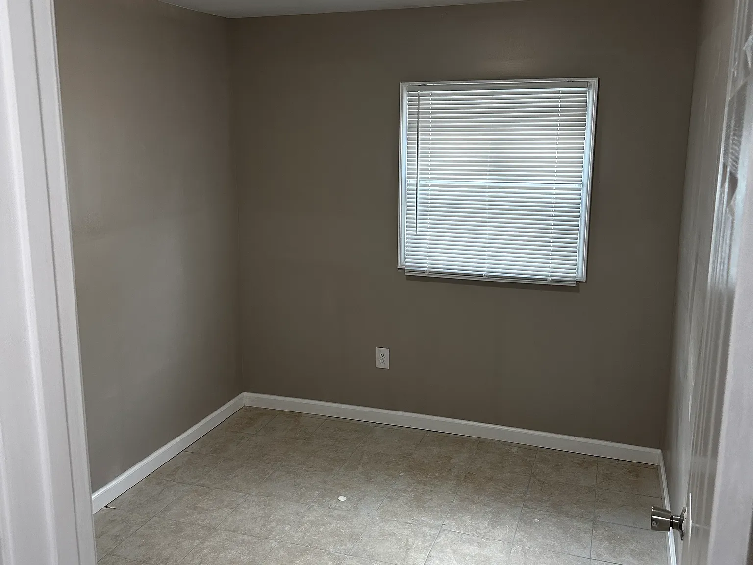 3 bed, 1000 sqft, $1,300 — Photo 2