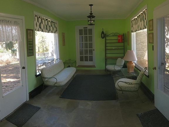 Breezeway is shared w 1st floor tenant