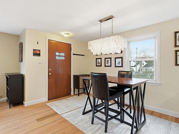 5th image of 9 Pinewood Ave
