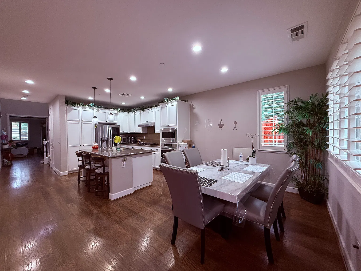 4 bed, 2750 sqft, $1,600 — Photo 3